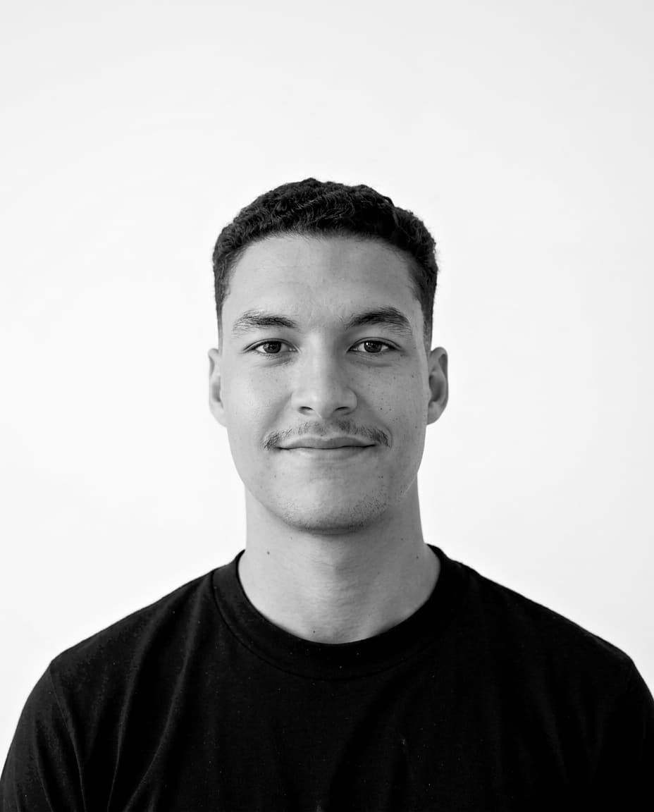Foto de Matheus Mendes em preto e branco, sorrindo